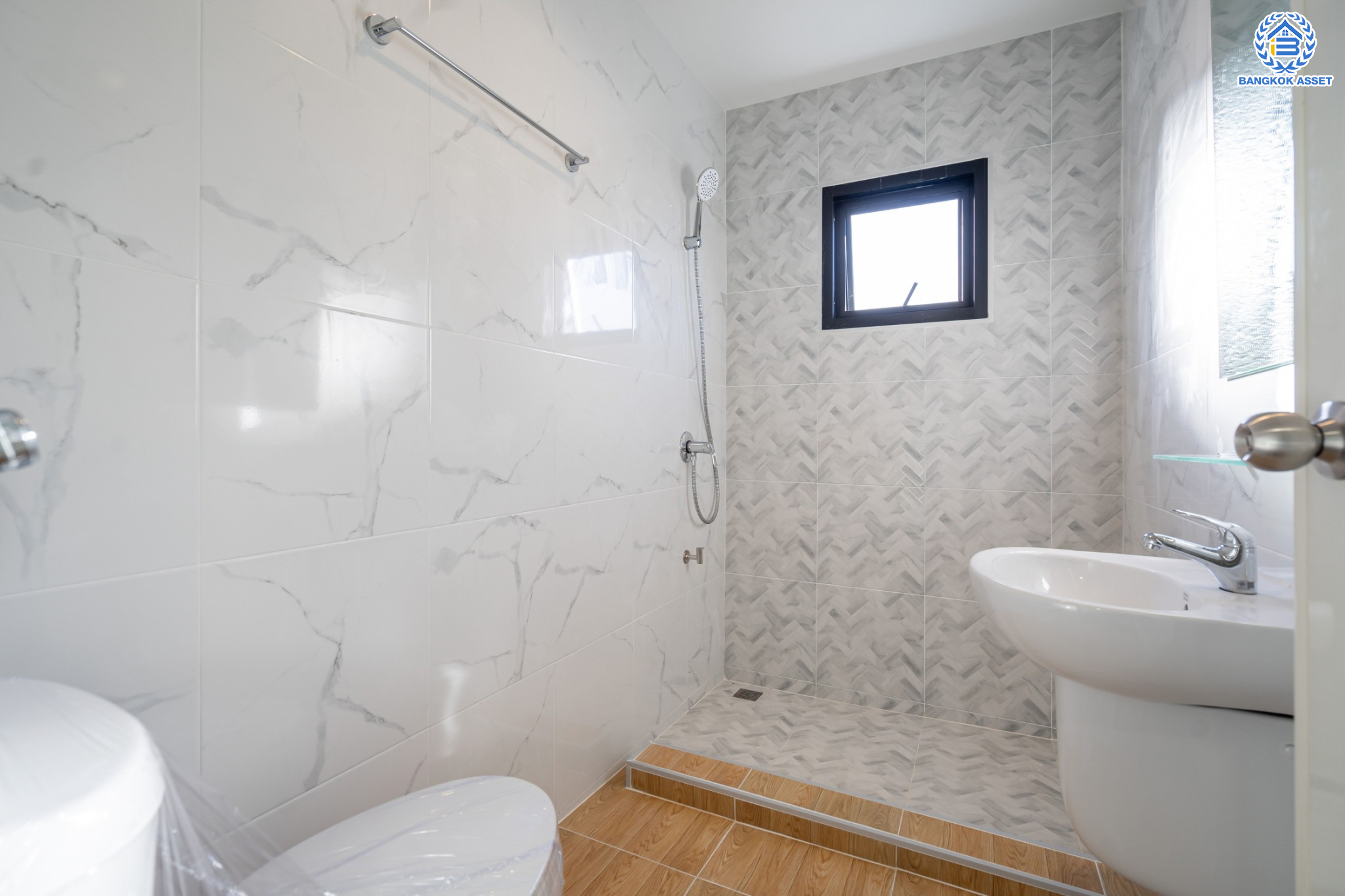 บ้านมือสองตกแต่งใหม่ ม.ซื่อตรง รัตนาธิเบศร์ หลังมุม หน้าโครงการติดรถไฟฟ้า "สถานีไทรม้า"!! เนื้อที่ 34 ตร.ว. ฟังก์ชัน 3 ห้องนอน 3 ห้องน้ำ 1 ห้องอเนกประสงค์ 1 ที่จอดรถ เชื่อมต่อได้หลายเส้นทาง ใกล้ เซ็นทรัลรัตนาธิเบศร์ และทางด่วน "งามวงศ์วาน"